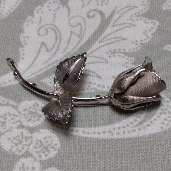 🌲"Legend of the Christmas Rose" Pin - Picture 7 of 9